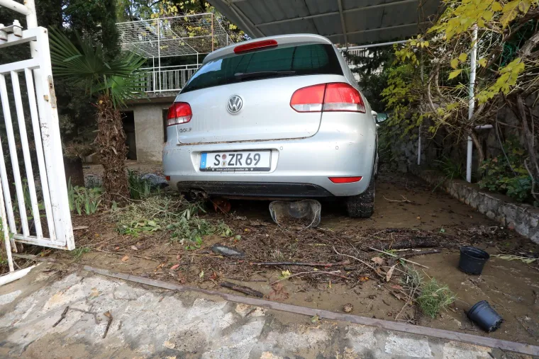 Ove fotografije svjedoče razmjerima katastrofe u Novom Vinodolskom, ljudi su spašavali što se spasiti da