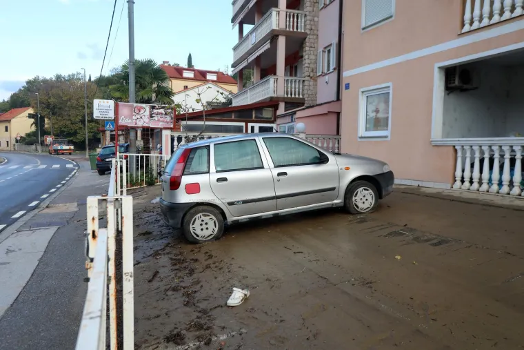 Ove fotografije svjedoče razmjerima katastrofe u Novom Vinodolskom, ljudi su spašavali što se spasiti da