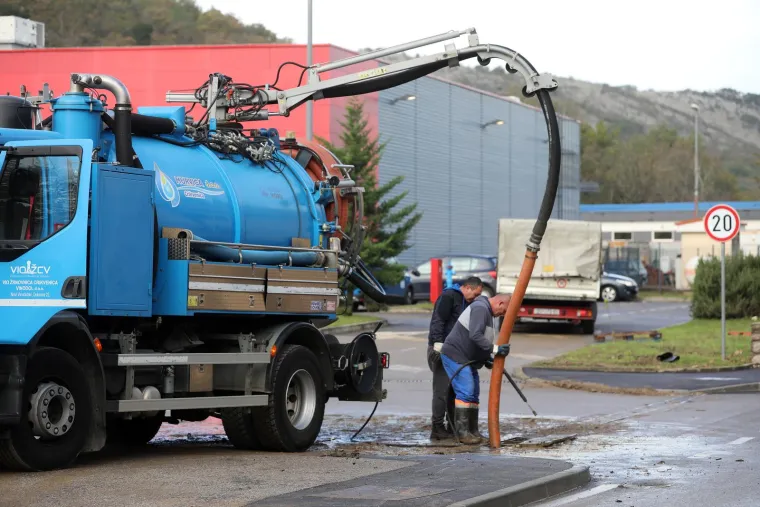 Ove fotografije svjedoče razmjerima katastrofe u Novom Vinodolskom, ljudi su spa&scaron;avali &scaron;to se spasiti da