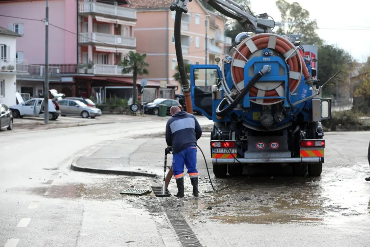 Ove fotografije svjedoče razmjerima katastrofe u Novom Vinodolskom, ljudi su spa&scaron;avali &scaron;to se spasiti da