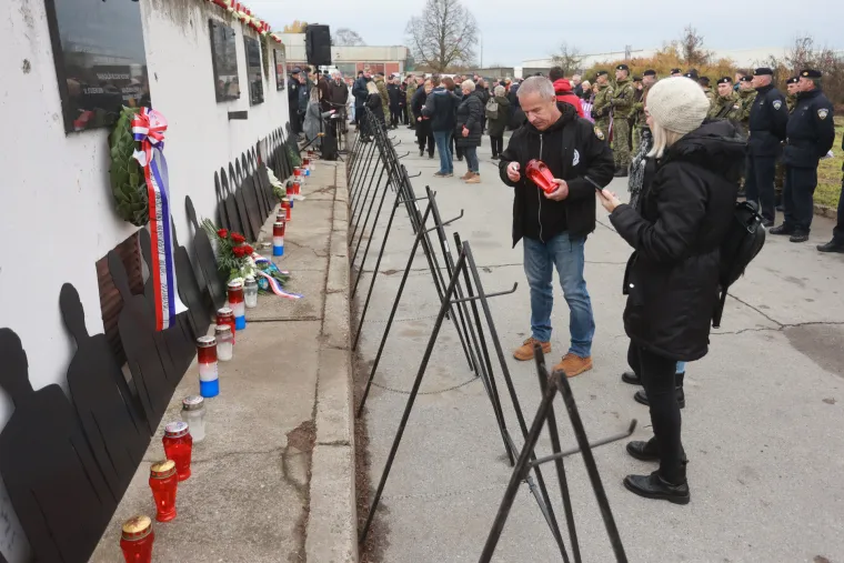 U Borovu odana počast stradalim žrtvama, došle i 'Žene u crnom' iz Beograda
