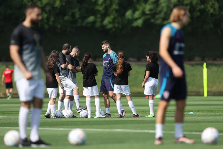 GALERIJA Vatreni trenirali s djevojčicama iz akademije PSG-a: Lijepa gesta nosi i važnu poruku