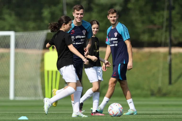 GALERIJA Vatreni trenirali s djevojčicama iz akademije PSG-a: Lijepa gesta nosi i važnu poruku