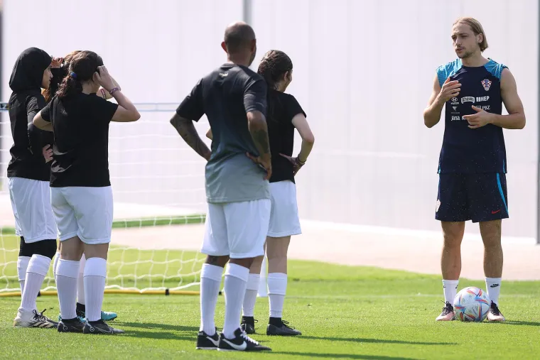 GALERIJA Vatreni trenirali s djevojčicama iz akademije PSG-a: Lijepa gesta nosi i važnu poruku