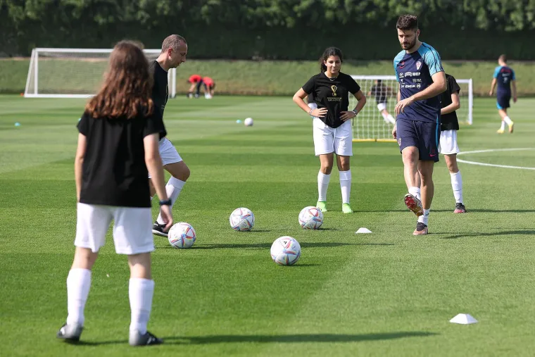 GALERIJA Vatreni trenirali s djevojčicama iz akademije PSG-a: Lijepa gesta nosi i važnu poruku