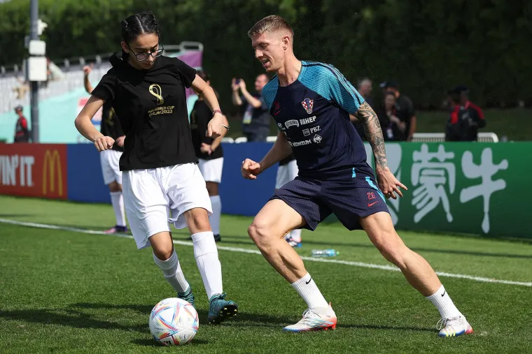 GALERIJA Vatreni trenirali s djevojčicama iz akademije PSG-a: Lijepa gesta nosi i važnu poruku