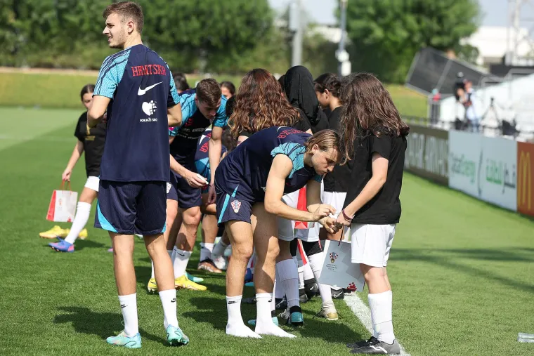 GALERIJA Vatreni trenirali s djevojčicama iz akademije PSG-a: Lijepa gesta nosi i važnu poruku