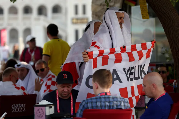 GALERIJA Hrvatski navijači apsolutni hit na ulicama Dohe! Ovakvo izdanje nitko nije očekivao