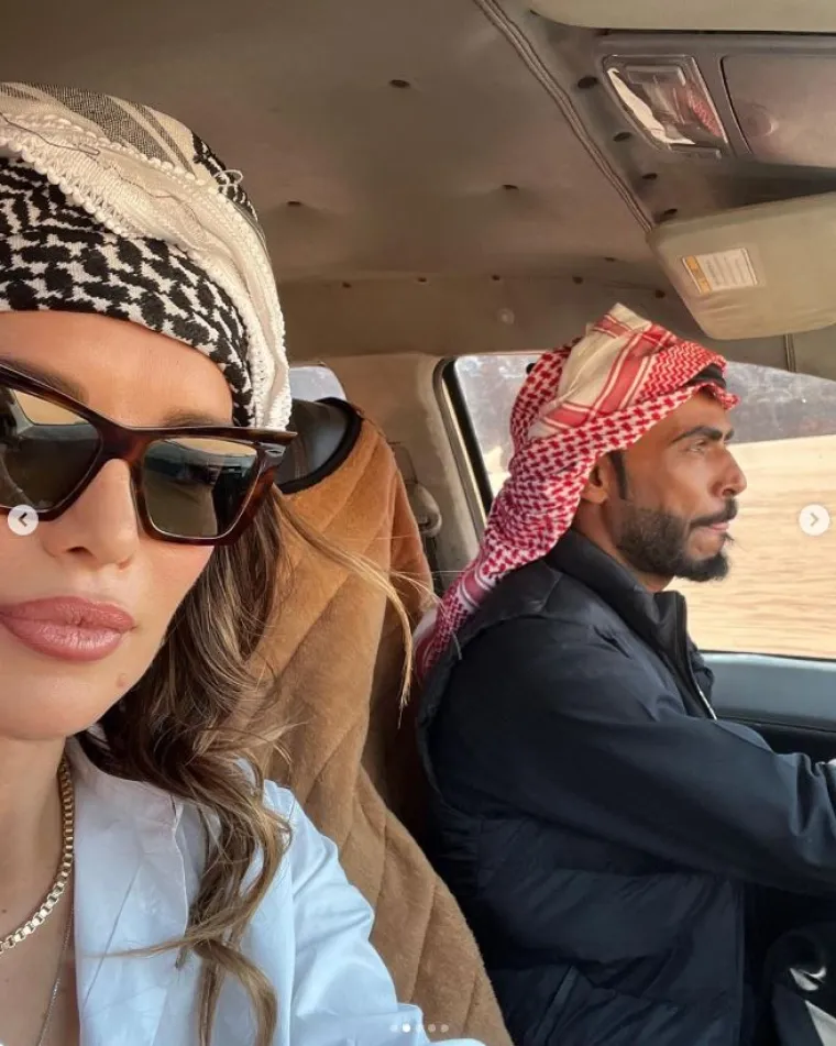 Severina pozirala u pustinji, a pažnju ukrao njen atraktivni vozač: 'A gdje ga nađe tako zgodnoga usred pustinje?'