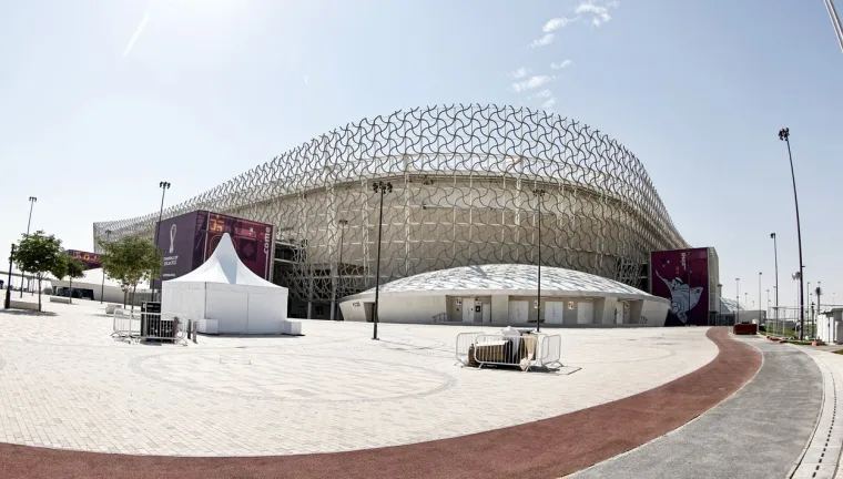 Smješten na rubu pustinje, mjesto je to za koje su vezane brojne katarske bajke i priče. Stadion može primiti 40 740 ljudi, a nakon prvenstva će biti spušten na 21 tisuću. Sva su mjesta natkrivena. Ahmad Bin Ali stadion izgrađen je na mjestu stadiona iz 2003. godine, a ono što ga čini interesantno jeste činjenica da oko 80 posto materijala kojeg su graditelji iskoristili za podizanje ovog modernog zdanja jest reciklirano. Također, treba istaknuti da je povezan s Dohom metroom. 
