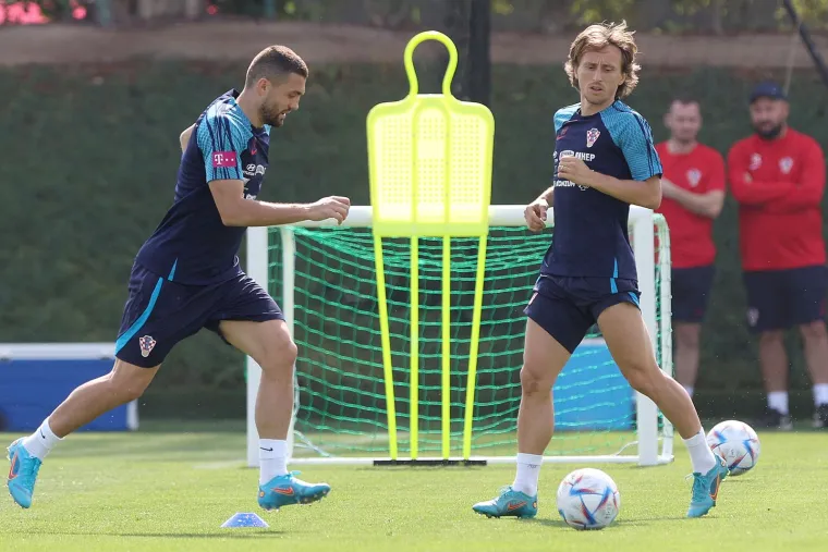 Livaja se vratio treninzima s reprezentacijom, Gvardiol s maskom kao Batman, a Modrić pokazao svu svoju snagu