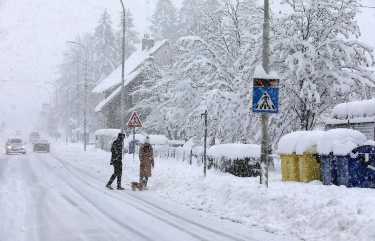 FOTO U Gorskom kotaru palo je skoro pola metra snijega, promet je otežan
