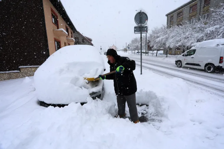 FOTO U Gorskom kotaru palo je skoro pola metra snijega, promet je otežan
