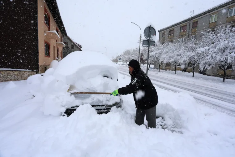 FOTO U Gorskom kotaru palo je skoro pola metra snijega, promet je otežan