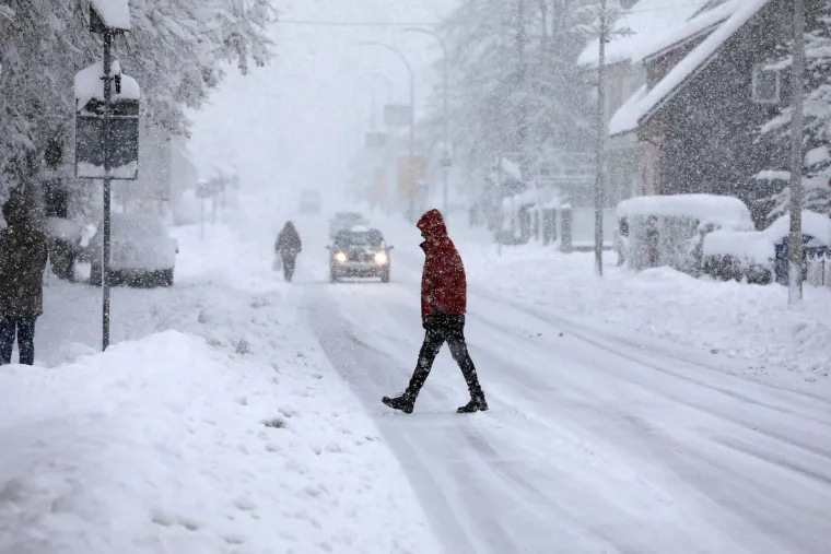 FOTO U Gorskom kotaru palo je skoro pola metra snijega, promet je otežan