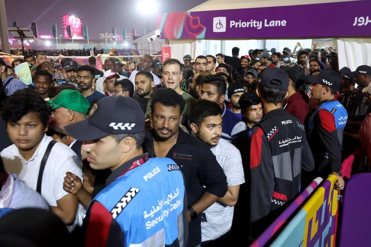 Zbog gužve nastao stampedo u Kataru, intervenirala i policija, nisu pu&scaron;tali ljude na stadion