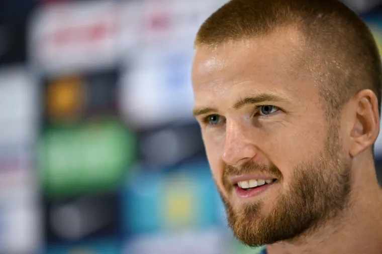 Engleski branič Eric Dier govori tijekom konferencije za novinare nakon medijske aktivnosti s engleskim igračima na stadionu Al-Janoub u Al-Wakrahu, južno od Dohe, 19. studenoga 2022., uoči nogometnog turnira Svjetskog kupa u Kataru 2022.