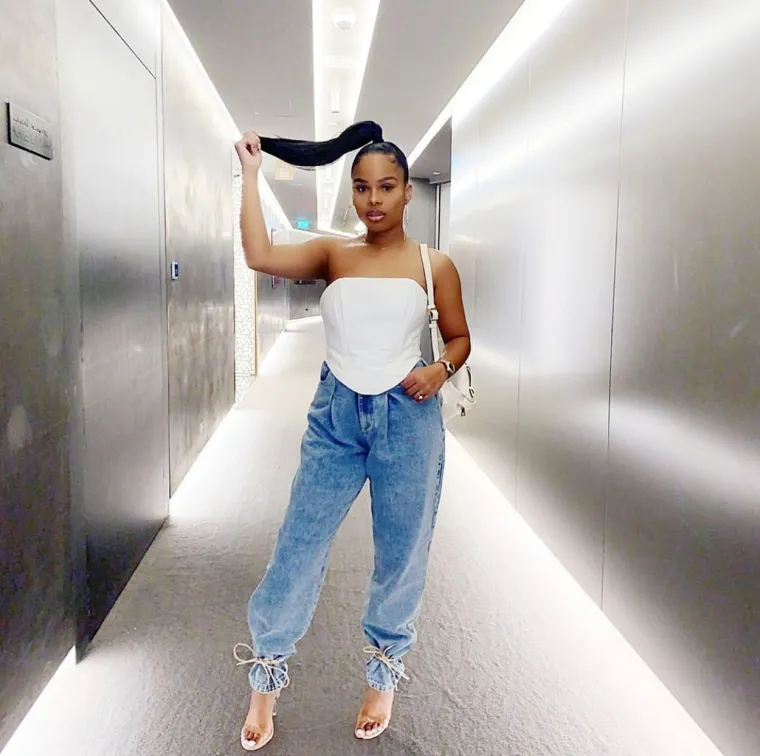 Zaručnica Chelseajeve zvijezde Raheema Sterlinga, Paige upoznala je krilnog igrača kad su bili tinejdžeri. Pratila je njegov nogometni put od QPR-a do Liverpoola, kada je dala otkaz u JD Sportsu kako bi živjela s njim na sjeveru. Vrativ&scaron;i se u London s Bluesima, nakon &scaron;to je proživio Cheshire kada je igrao za Man City, Paige, 27, pomaže u vođenju njegove tvrtke Milian Property Group.