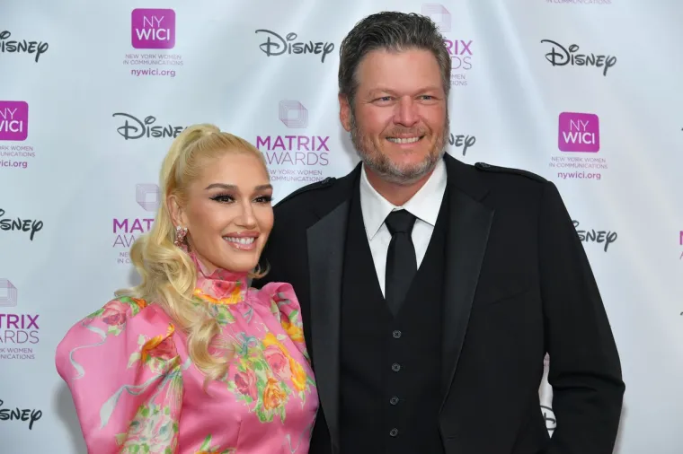 Gwen Stefani i Blake Shelton upoznali su se kada su oboje bili suci u showu &quot;The Voice&quot;. Prohodali su 2015. godine, zaručili se 2020., a zatim se službeno vjenčali i srpnju 2021. godini. 
