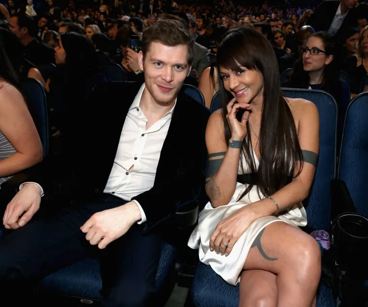 Persia White i Joseph Morgan upoznali su se na snimanju treće sezone &quot;Vampirskih dnevnika&quot;. Vezu su počeli 2013. godine, a vjenčali su se 2014.