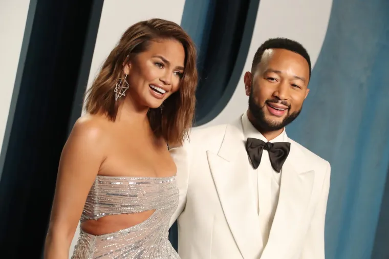 Chrissy Teigen upoznala je Johna Legenda tijekom snimanja glazbenog spota za pjesmu &quot;Stereo&quot; iz 2006., u kojoj je igrala glavnu ulogu. Par je službeno počeo hodati 2008. godine i od tada se nisu odvajali. Godine 2013. Legend i Teigen su se vjenčali i sada imaju dvoje djece, Lunu i Milesa.
