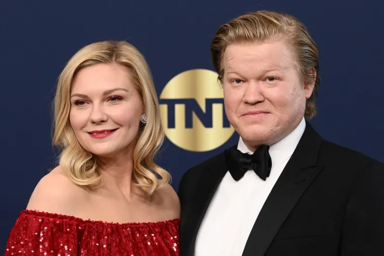 Kirsten Dunst i Jesse Plemons brzo su se sprijateljili nakon upoznavanja na setu filma &quot;Fargo&quot;, ali nisu počeli izlaziti sve do 2016. Plemmons je u intervjuu izjavio da je nakon što je upoznao Dunst “znao da će ona dugo biti u njegovom životu .” Zaručili su se 2017., dobili 2 sina 2018. i 2021., a vjenčali se na Jamajci 2022.