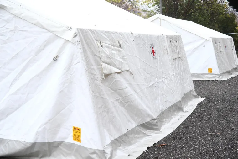 Po Zagrebu postavljeni &scaron;atori za migrante. Mogu se okrijepiti, istu&scaron;irati i napuniti mobitele