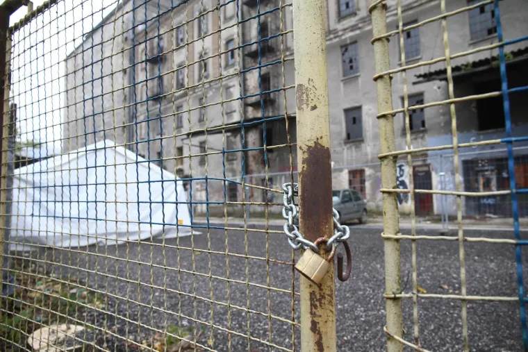 Po Zagrebu postavljeni &scaron;atori za migrante. Mogu se okrijepiti, istu&scaron;irati i napuniti mobitele