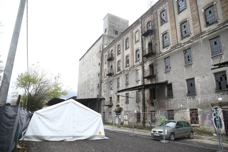 Po Zagrebu postavljeni &scaron;atori za migrante. Mogu se okrijepiti, istu&scaron;irati i napuniti mobitele