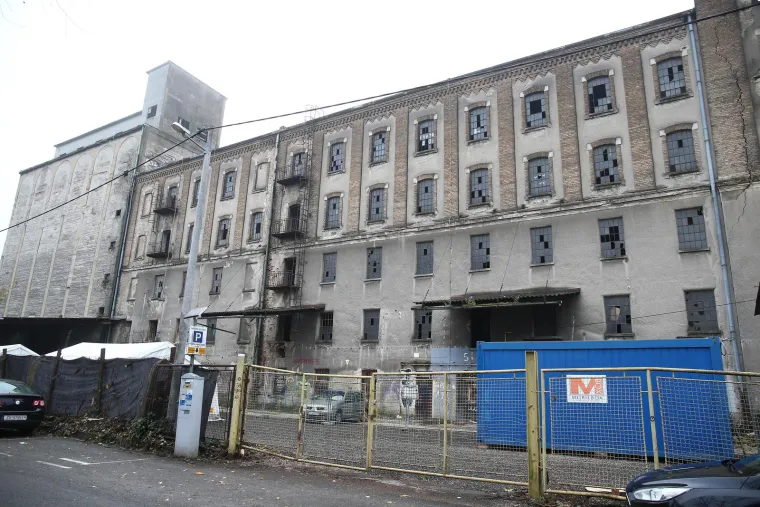 Po Zagrebu postavljeni &scaron;atori za migrante. Mogu se okrijepiti, istu&scaron;irati i napuniti mobitele