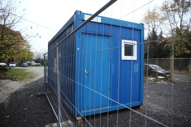 Po Zagrebu postavljeni &scaron;atori za migrante. Mogu se okrijepiti, istu&scaron;irati i napuniti mobitele