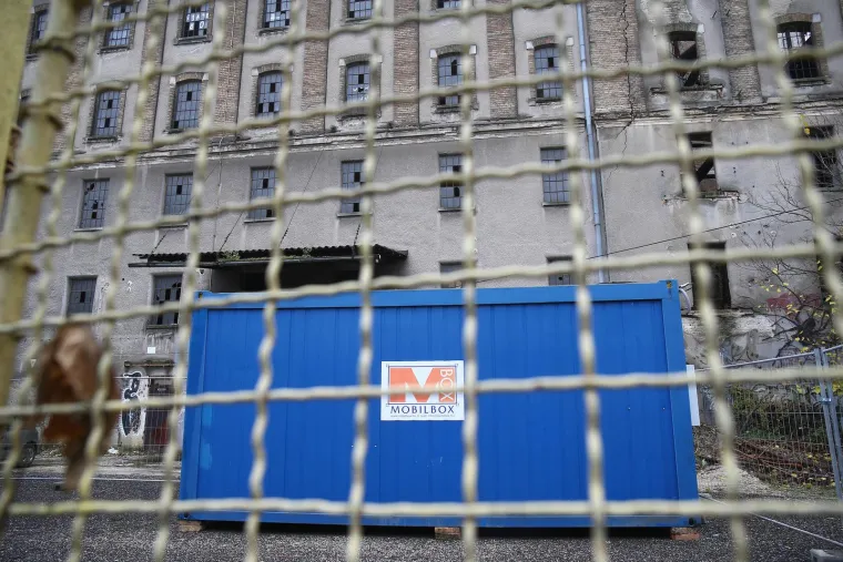 Po Zagrebu postavljeni &scaron;atori za migrante. Mogu se okrijepiti, istu&scaron;irati i napuniti mobitele