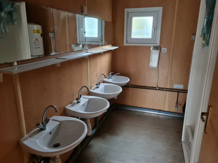 Po Zagrebu postavljeni &scaron;atori za migrante. Mogu se okrijepiti, istu&scaron;irati i napuniti mobitele