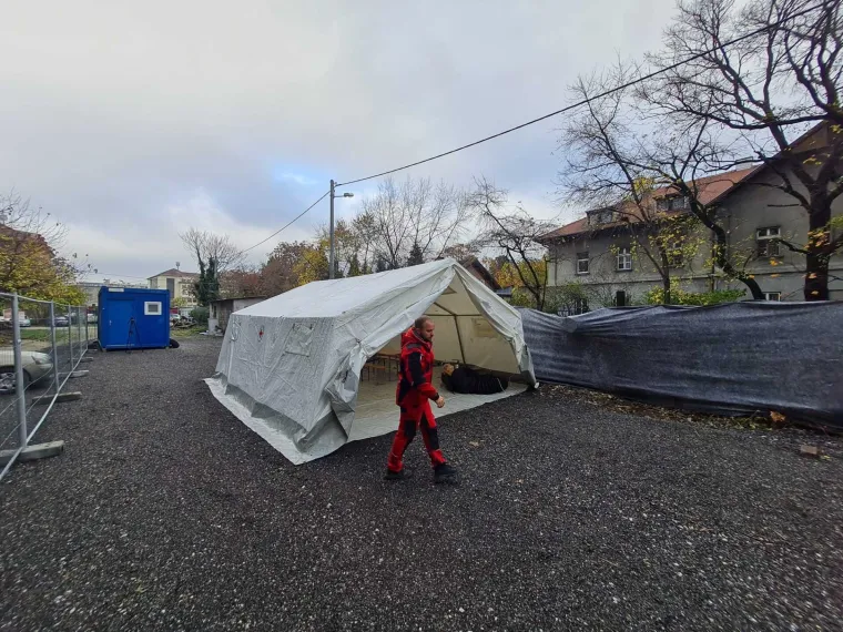 Po Zagrebu postavljeni &scaron;atori za migrante. Mogu se okrijepiti, istu&scaron;irati i napuniti mobitele