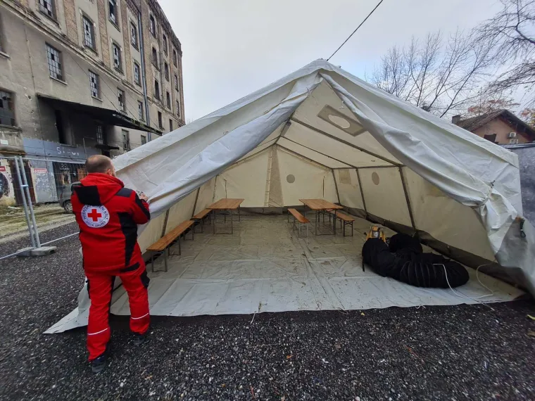Po Zagrebu postavljeni &scaron;atori za migrante. Mogu se okrijepiti, istu&scaron;irati i napuniti mobitele