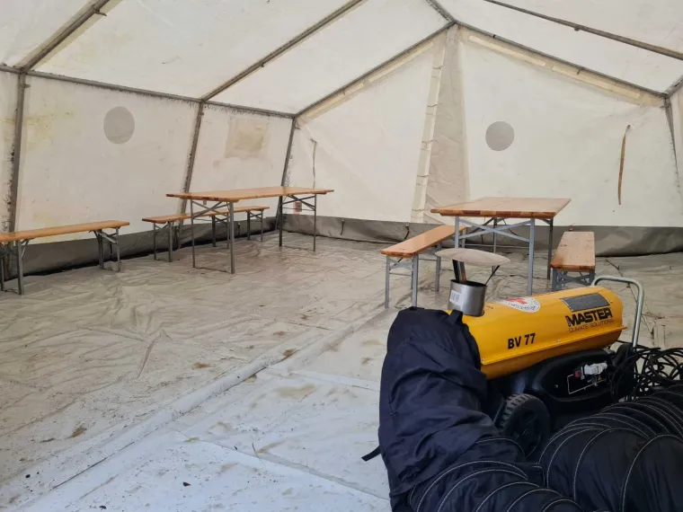 Po Zagrebu postavljeni &scaron;atori za migrante. Mogu se okrijepiti, istu&scaron;irati i napuniti mobitele