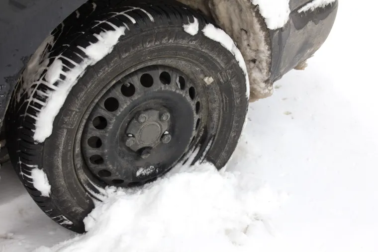 Zimske gume svakako su pojam koji podsjeća na mokre ulice i izazovne zimske uvjete, pa od njih i kreće cijela priprema vozila za zimu. Kada je vanjska temperatura niža od sedam Celzijevih stupnjeva, ljetne gume gube elastičnost i svojstva prianjanja na asfalt. Zbog trenja s podlogom dolazi do trošenja materijala, odnosno istrošenosti gume, što uzrokuje produženo zaustavno vrijeme prilikom kočenja, a ispravan pritisak u gumama ostvaruje optimalnu gaznu površinu, kao i upravljanje vozilom.