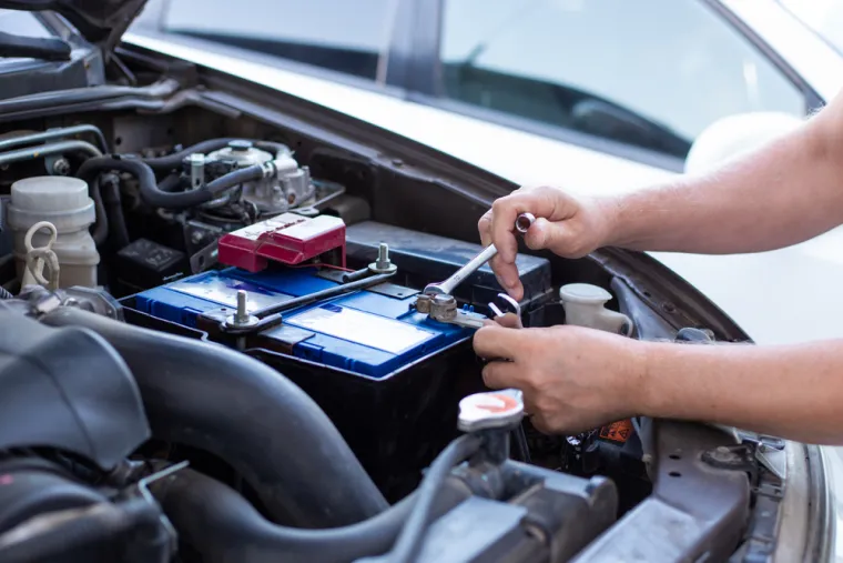 Sljedeći, ali ništa manje važan zadatak jest ispravnost akumulatora, koji je glavni izvor energije potrebne za pokretanje motora. Akumulator je “skladište” električne energije proizvedene pomoću alternatora tijekom rada motora, a pri niskim temperaturama performanse akumulatora drastično padaju.