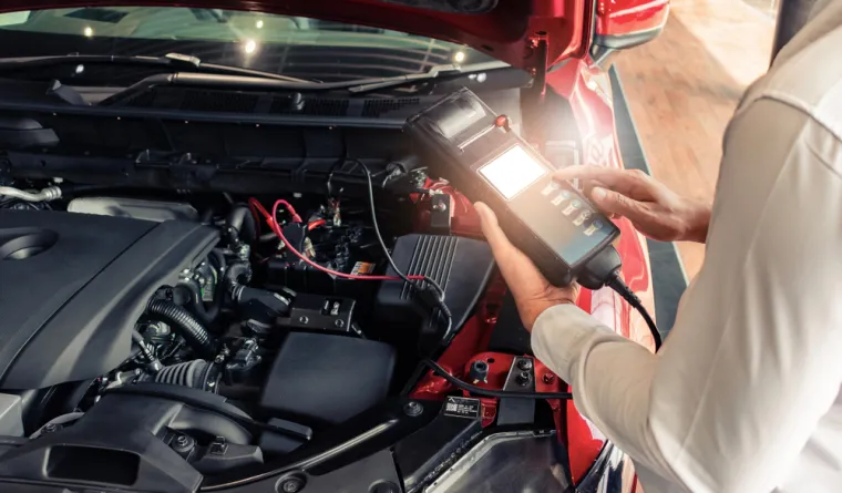 Sva novija vozila imaju velik broj funkcija koje se pokreću isključivo uz električnu energiju, a ne manualno. Savjetujemo da provjerite napon akumulatora u vašem vozilu, kao i alternator, te zaštitite krajeve akumulatora mašću radi sprječavanja oksidacije. Ako je moguće, izvršite dopunu tekućine za akumulator.