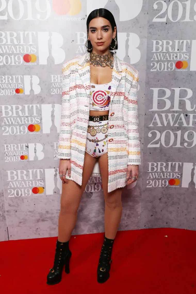 Dua Lipa se ne da smjestiti u kalupe: Njen modni izričaj je uvijek unikatan, a energija prehot