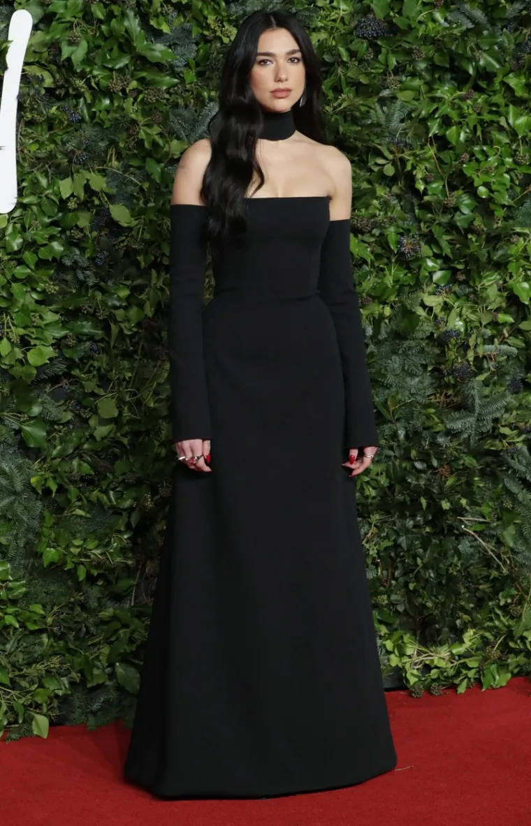 Dua Lipa se ne da smjestiti u kalupe: Njen modni izričaj je uvijek unikatan, a energija prehot