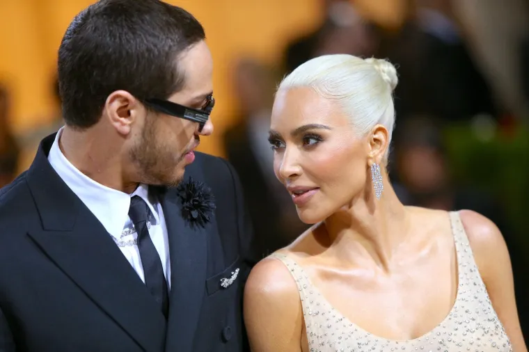 Osim s Kardashiankom, Pete je bio u vezi s Kate Beckinsale, Arianom Grande, Phoebe Dynevor i Cazzie David.