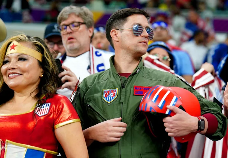 Lako Amerikancima kad ih s tribina prate Wonder Woman, orao i Top Gun: Simpatična navijačica ukrala svu pažnju