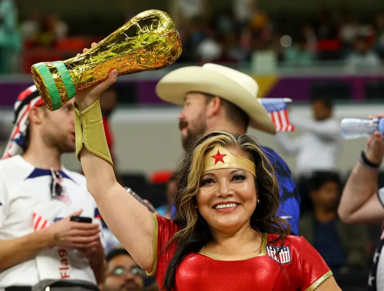 Lako Amerikancima kad ih s tribina prate Wonder Woman, orao i Top Gun: Simpatična navijačica ukrala svu pažnju