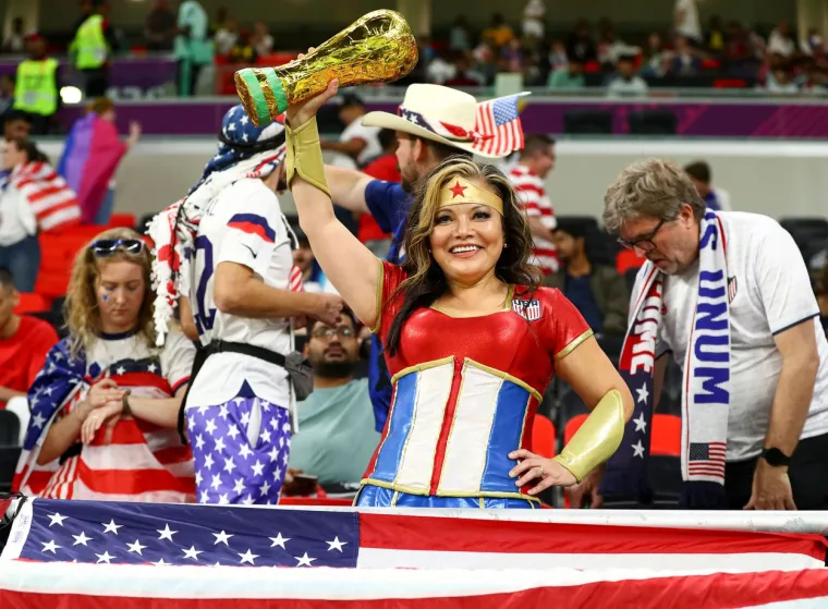 Lako Amerikancima kad ih s tribina prate Wonder Woman, orao i Top Gun: Simpatična navijačica ukrala svu pažnju