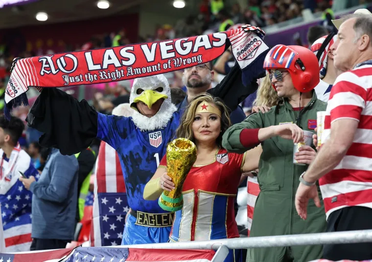 Lako Amerikancima kad ih s tribina prate Wonder Woman, orao i Top Gun: Simpatična navijačica ukrala svu pažnju