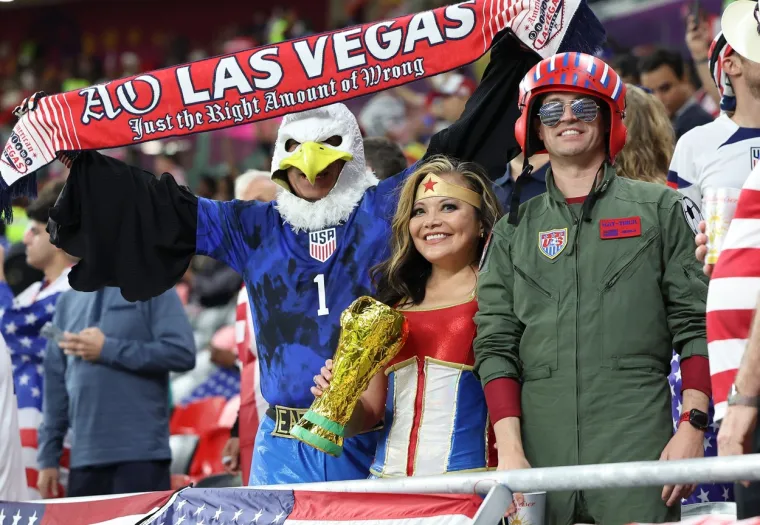 Lako Amerikancima kad ih s tribina prate Wonder Woman, orao i Top Gun: Simpatična navijačica ukrala svu pažnju