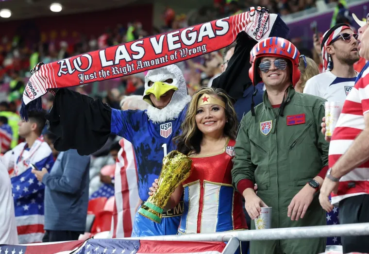 Lako Amerikancima kad ih s tribina prate Wonder Woman, orao i Top Gun: Simpatična navijačica ukrala svu pažnju