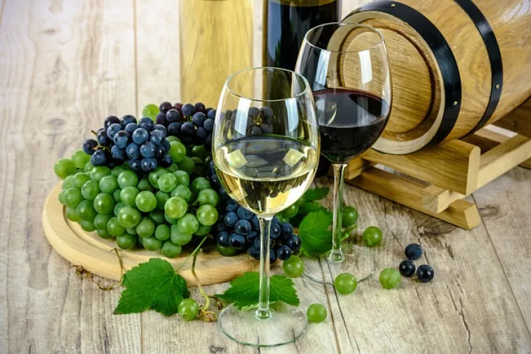 7. Čaša vina na dan - Vino sadrži velik udio antioksidanta koji neutraliziraju štetno djelovanje slobodnih radikala i uzrokuju mnoge bolesti pa čak i rak. Osim vitamina C i tanina, izvanredan antioksidant u vinu je kvercetin koji je pokazao široko antikancerogeno djelovanje. Stoga, za jačanje imuniteta – pijte čašu vina na dan. 