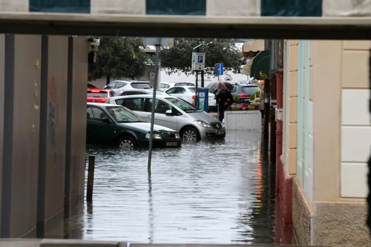 Poplavljene ulice u Rijeci i &Scaron;ibeniku, more se diglo do ruba rive: Najavljena obilna ki&scaron;a i pljuskovi s grmljavinom, moguć je i snijeg